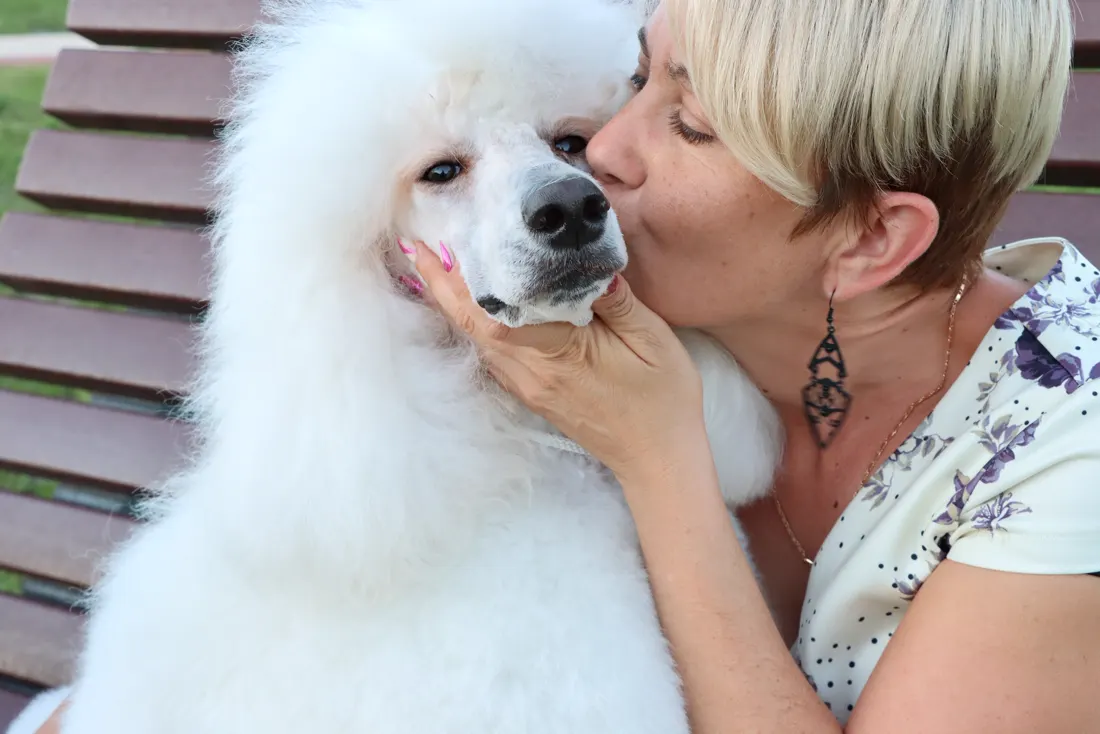 Gyuráczné Orosz Anita tenyésztő Kelly-vel, a fehér óriás uszkárjával